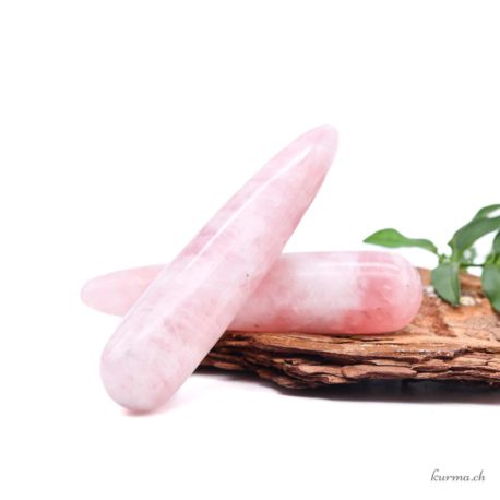 Acheter Bâton de massage - Quartz Rose - N°7442-2 dans la boutique en ligne Kûrma. Spécialisé dans des pierres de qualité directement importer depuis les artisans lapidaires.