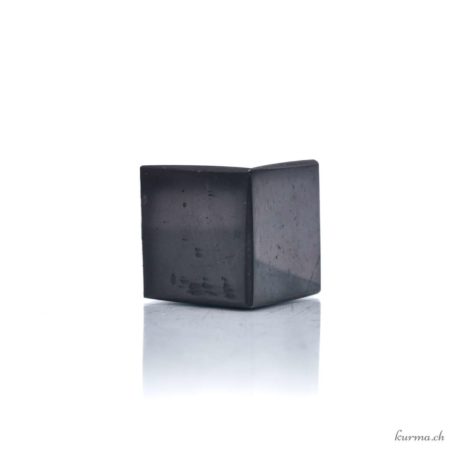 Acheter Cube Shungite 2x2cm - N°9438-1 dans la boutique en ligne Kûrma. Spécialisé dans des pierres de qualité directement importer depuis les artisans lapidaires.