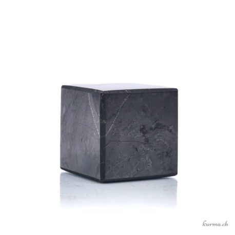 Acheter Cube Shungite 3x3cm - N°9439-2 dans la boutique en ligne Kûrma. Spécialisé dans des pierres de qualité directement importer depuis les artisans lapidaires.