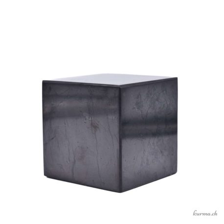 Acheter Cube Shungite 5x5cm - N°9440-2 dans la boutique en ligne Kûrma. Spécialisé dans des pierres de qualité directement importer depuis les artisans lapidaires.