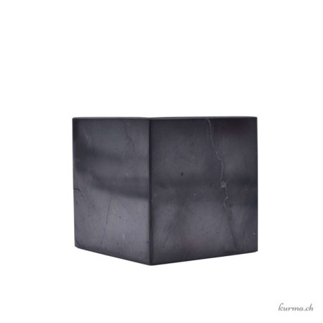 Acheter Cube Shungite 6x6cm - N°9441-1 dans la boutique en ligne Kûrma. Spécialisé dans des pierres de qualité directement importer depuis les artisans lapidaires.