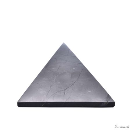Acheter Pyramide Shungite 10x10cm - N°9449-1 dans la boutique en ligne Kûrma. Spécialisé dans des pierres de qualité directement importer depuis les artisans lapidaires.
