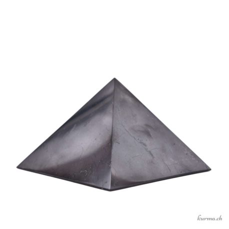 Acheter Pyramide Shungite 12x12cm - N°9450-1 dans la boutique en ligne Kûrma. Spécialisé dans des pierres de qualité directement importer depuis les artisans lapidaires.