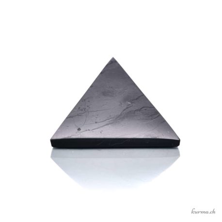 Acheter Pyramide Shungite 3x3cm - N°9444-1 dans la boutique en ligne Kûrma. Spécialisé dans des pierres de qualité directement importer depuis les artisans lapidaires.