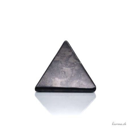 Acheter Pyramide Shungite 4x4cm - N°9445-1 dans la boutique en ligne Kûrma. Spécialisé dans des pierres de qualité directement importer depuis les artisans lapidaires.