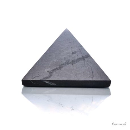 Acheter Pyramide Shungite 6x6cm - N°10168-1 dans la boutique en ligne Kûrma. Spécialisé dans des pierres de qualité directement importer depuis les artisans lapidaires.