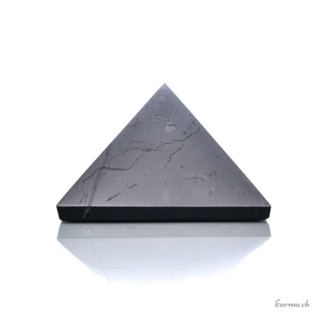 Acheter Pyramide Shungite 7x7cm - N°9446-1 dans la boutique en ligne Kûrma. Spécialisé dans des pierres de qualité directement importer depuis les artisans lapidaires.