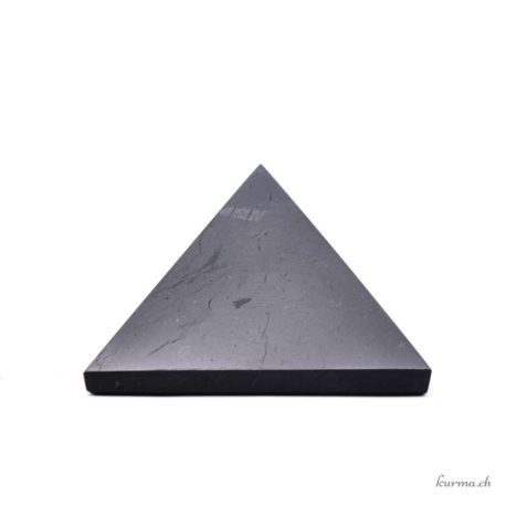 Acheter Pyramide Shungite 8x8cm - N°9447-1 dans la boutique en ligne Kûrma. Spécialisé dans des pierres de qualité directement importer depuis les artisans lapidaires.