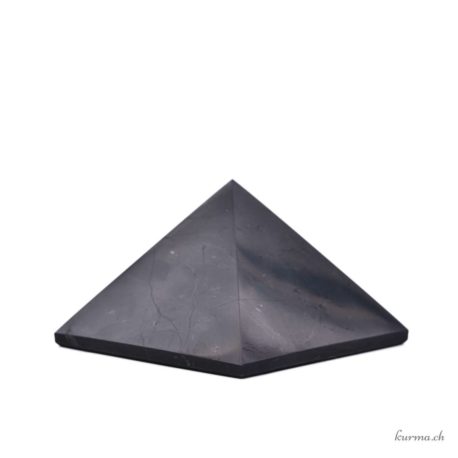 Acheter Pyramide Shungite 9x9cm - N°9448-1 dans la boutique en ligne Kûrma. Spécialisé dans des pierres de qualité directement importer depuis les artisans lapidaires.