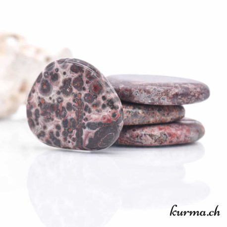 Acheter un galet en pierre dans la boutique en ligne Kûrma. Spécialisé dans des pierres de qualité directement importer depuis les artisans lapidaires.