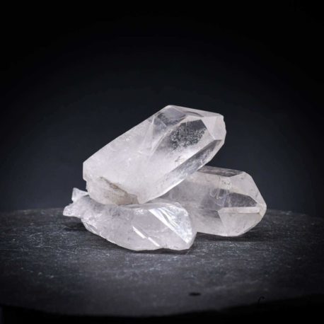 Lot Cristal de Roche 1 disponible dans la boutique en ligne Kûrma. Votre magasin de pierre et minéraux en suisse