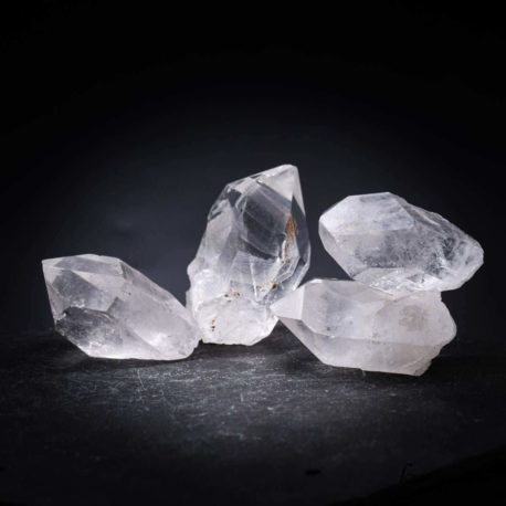 Lot Cristal de Roche 9 disponible dans la boutique en ligne Kûrma. Votre magasin de pierre et minéraux en suisse
