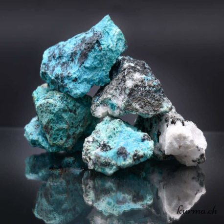 Minéraux Chrysocolle - Tenorite - Calcite Nº5578.1-31 disponible dans la boutique en ligne Kûrma. Votre magasin de pierre et minéraux en suisse