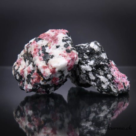 Minéraux Eudalite-1 disponible dans la boutique en ligne Kûrma. Votre magasin de pierre et minéraux en suisse