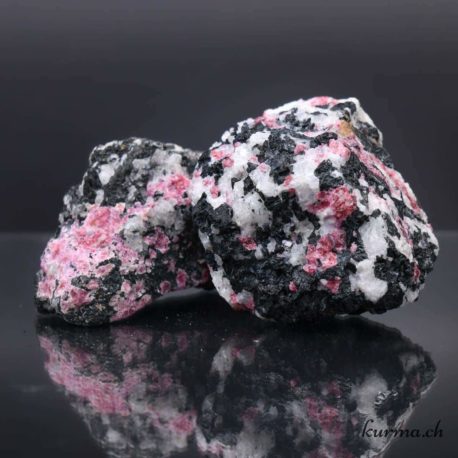 Minéraux Eudalite-2 disponible dans la boutique en ligne Kûrma. Votre magasin de pierre et minéraux en suisse