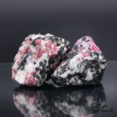 Minéraux Eudalite-3 disponible dans la boutique en ligne Kûrma. Votre magasin de pierre et minéraux en suisse