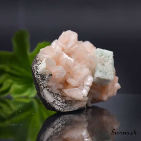 Minéraux Stilbite-Apophyllite Verte Nº14776.1-31 disponible dans la boutique en ligne Kûrma. Votre magasin de pierre et minéraux en suisse