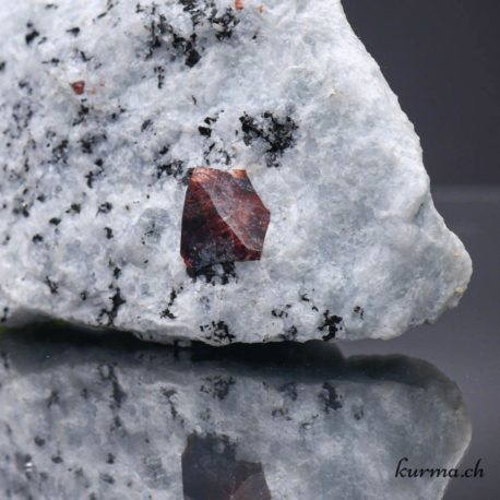Minéraux Zircon sur Matrice- Nº8033.1-31 disponible dans la boutique en ligne Kûrma. Votre magasin de pierre et minéraux en suisse