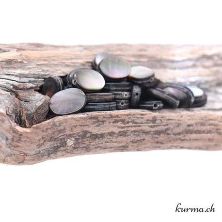 Perle Coquille de Perle Noire Ovale Plate 8x12mm-1 disponible dans la boutique en ligne Kûrma. Votre magasin de pierre et minéraux en suisse