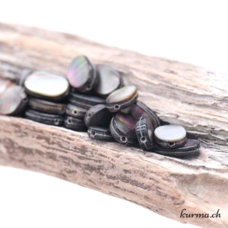 Perle Coquille de Perle Noire Ovale Plate 8x12mm-2 disponible dans la boutique en ligne Kûrma. Votre magasin de pierre et minéraux en suisse