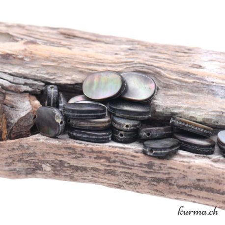 Perle Coquille de Perle Noire Ovale Plate 8x12mm-3 disponible dans la boutique en ligne Kûrma. Votre magasin de pierre et minéraux en suisse