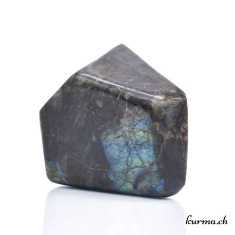 Acheter Menhir Labradorite 848gr – N°14266.7-51 dans la boutique en ligne Kûrma. Spécialisé dans des pierres de qualité directement importer depuis les artisans lapidaires.