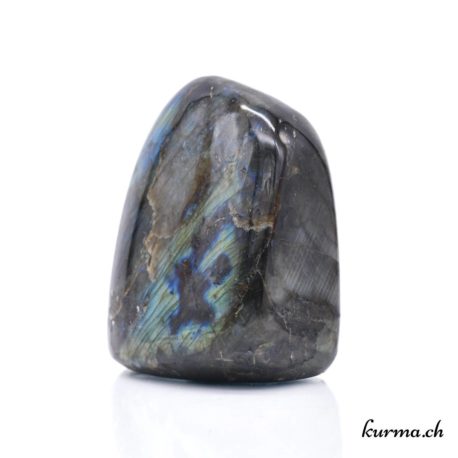 Acheter Menhir Labradorite 960gr – N°14266.6-21 dans la boutique en ligne Kûrma. Spécialisé dans des pierres de qualité directement importer depuis les artisans lapidaires.