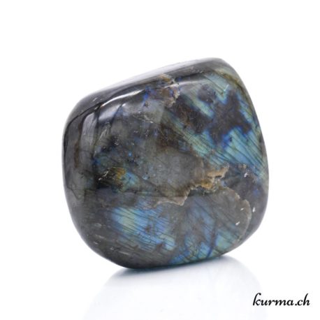 Acheter Menhir Labradorite 960gr – N°14266.6-31 dans la boutique en ligne Kûrma. Spécialisé dans des pierres de qualité directement importer depuis les artisans lapidaires.