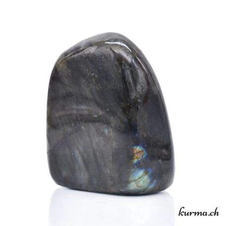 Acheter Menhir Labradorite 960gr – N°14266.6-51 dans la boutique en ligne Kûrma. Spécialisé dans des pierres de qualité directement importer depuis les artisans lapidaires.