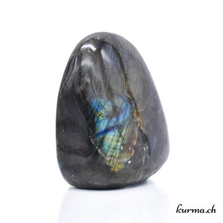 Acheter Menhir Labradorite 960gr – N°14266.6-61 dans la boutique en ligne Kûrma. Spécialisé dans des pierres de qualité directement importer depuis les artisans lapidaires.