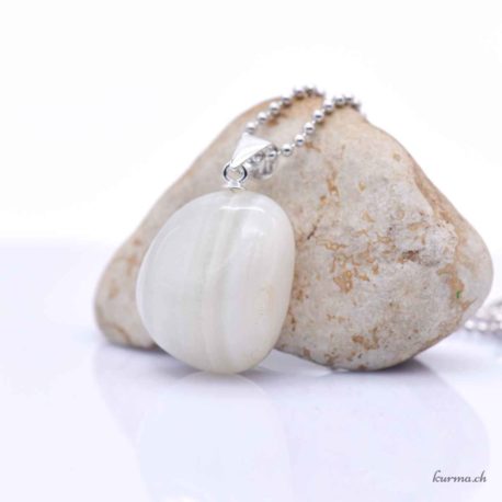 Pendentif Agate Blanche (b) avec boucle en argent - N°15327-1 disponible en ligne et dans la boutique Kûrma. Votre magasin  de pierre et minéraux en Suisse