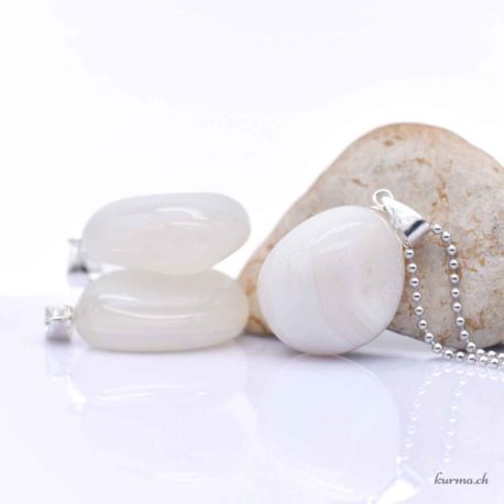 Pendentif Agate Blanche (b) avec boucle en argent - N°15327-3 disponible en ligne et dans la boutique Kûrma. Votre magasin  de pierre et minéraux en Suisse