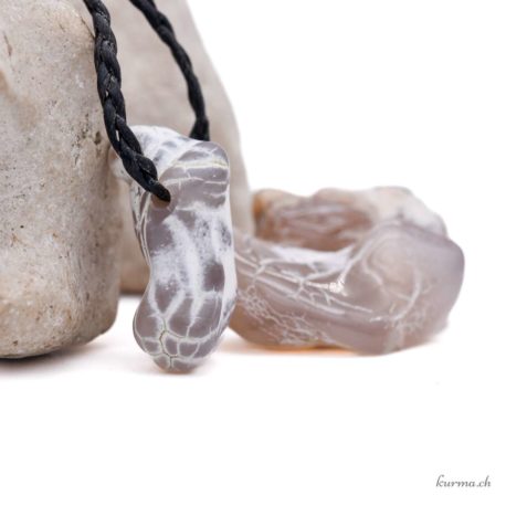 Acheter Pendentif Agate Serpent - N°7299-2 dans la boutique en ligne Kûrma. Spécialisé dans des pierres de qualité directement importer depuis les artisans lapidaires.