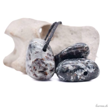 Acheter Pendentif Astrophylite - N°7226-2 dans la boutique en ligne Kûrma. Spécialisé dans des pierres de qualité directement importer depuis les artisans lapidaires.