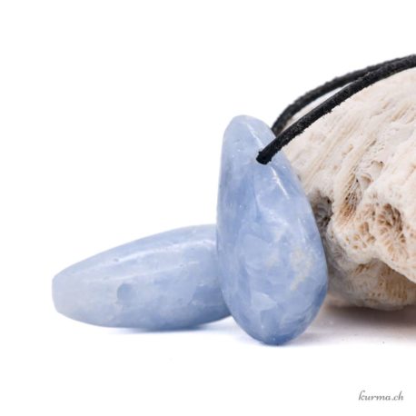 Acheter Pendentif Calcite Bleue - N°5949-3 dans la boutique en ligne Kûrma. Spécialisé dans des pierres de qualité directement importer depuis les artisans lapidaires.