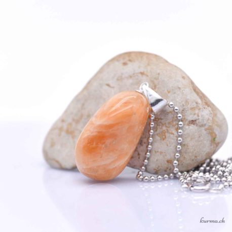 Pendentif Calcite Orange (c) avec boucle en argent - N°8840-2 disponible en ligne et dans la boutique Kûrma. Votre magasin  de pierre et minéraux en Suisse
