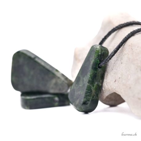 Acheter Pendentif Diopside Chrome - N°8734-2 dans la boutique en ligne Kûrma. Spécialisé dans des pierres de qualité directement importer depuis les artisans lapidaires.