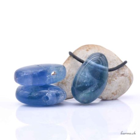 Pendentif Fluorite Bleu vert (d) - N°5945-3 disponible en ligne et dans la boutique Kûrma. Votre magasin  de pierre et minéraux en Suisse