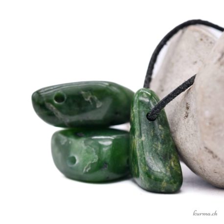 Acheter Pendentif Jade Néphrite - N°8727-2 dans la boutique en ligne Kûrma. Spécialisé dans des pierres de qualité directement importer depuis les artisans lapidaires.