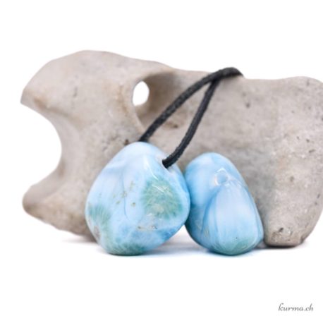 Acheter Pendentif Larimar - N°5918-2 dans la boutique en ligne Kûrma. Spécialisé dans des pierres de qualité directement importer depuis les artisans lapidaires.