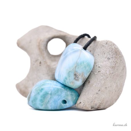 Acheter Pendentif Larimar - N°5918-3 dans la boutique en ligne Kûrma. Spécialisé dans des pierres de qualité directement importer depuis les artisans lapidaires.