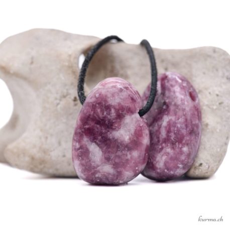 Acheter Pendentif Lépidolite - N°11796-2 dans la boutique en ligne Kûrma. Spécialisé dans des pierres de qualité directement importer depuis les artisans lapidaires.