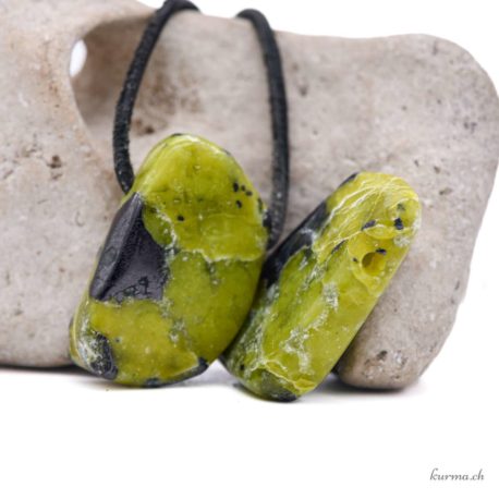 Acheter Pendentif Lizardite - N°7915-1 dans la boutique en ligne Kûrma. Spécialisé dans des pierres de qualité directement importer depuis les artisans lapidaires.