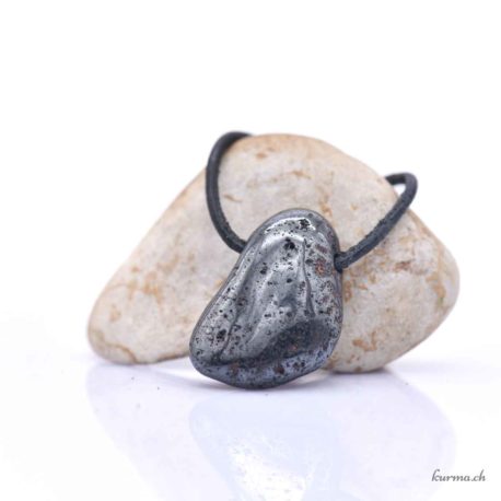 Pendentif Magnétite (d) - N°8471-1 disponible en ligne et dans la boutique Kûrma. Votre magasin  de pierre et minéraux en Suisse