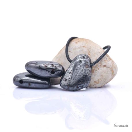Pendentif Magnétite (d) - N°8471-2 disponible en ligne et dans la boutique Kûrma. Votre magasin  de pierre et minéraux en Suisse