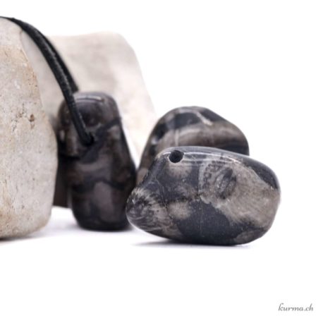 Acheter Pendentif Marbre Fossile - N°10514-3 dans la boutique en ligne Kûrma. Spécialisé dans des pierres de qualité directement importer depuis les artisans lapidaires.