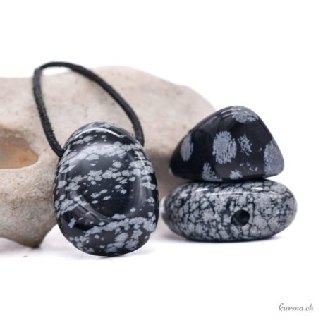 Acheter Pendentif Obsidienne Flocon de Neige - N°7125-3 dans la boutique en ligne Kûrma. Spécialisé dans des pierres de qualité directement importer depuis les artisans lapidaires.