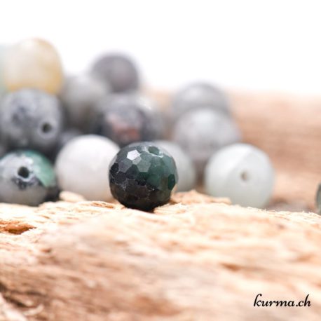 Acheter Perle Emeraude 6-6.5mm Facette - N°15258-31 dans la boutique en ligne Kûrma. Spécialisé dans des pierres de qualité directement importer depuis les artisans lapidaires.
