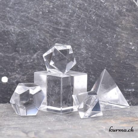 Acheter Solide de Platon - Cristal de Roche 25-35mm - 3 dans la boutique en ligne Kûrma. Spécialisé dans des pierres de qualité directement importer depuis les artisans lapidaires.