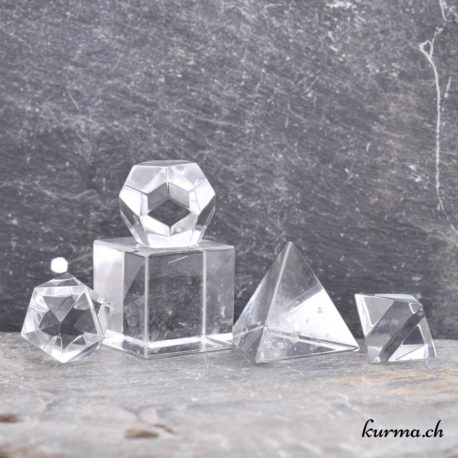 Acheter Solide de Platon - Cristal de Roche 25-35mm - 6 dans la boutique en ligne Kûrma. Spécialisé dans des pierres de qualité directement importer depuis les artisans lapidaires.